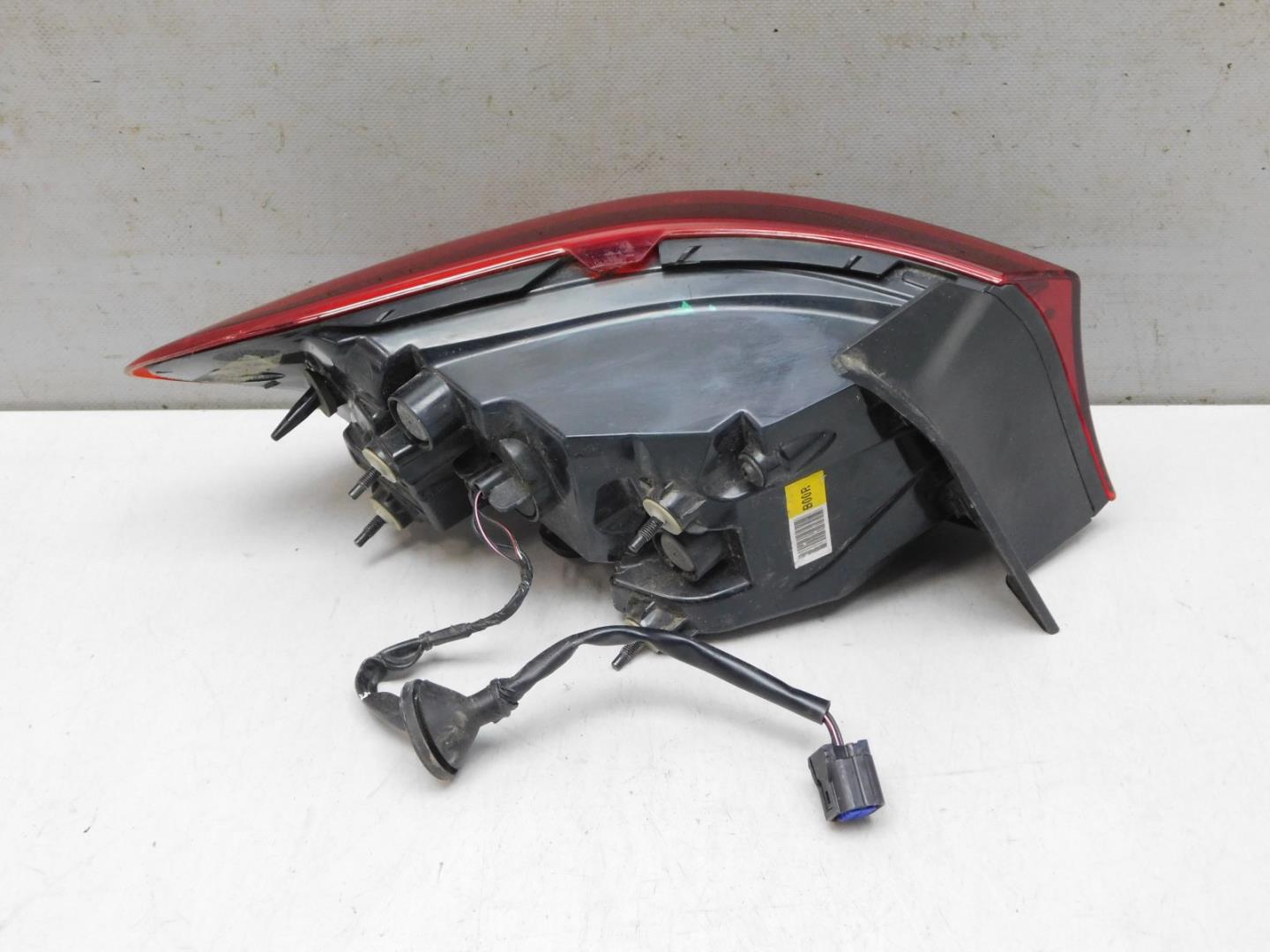 Фонарь задний наружный правый