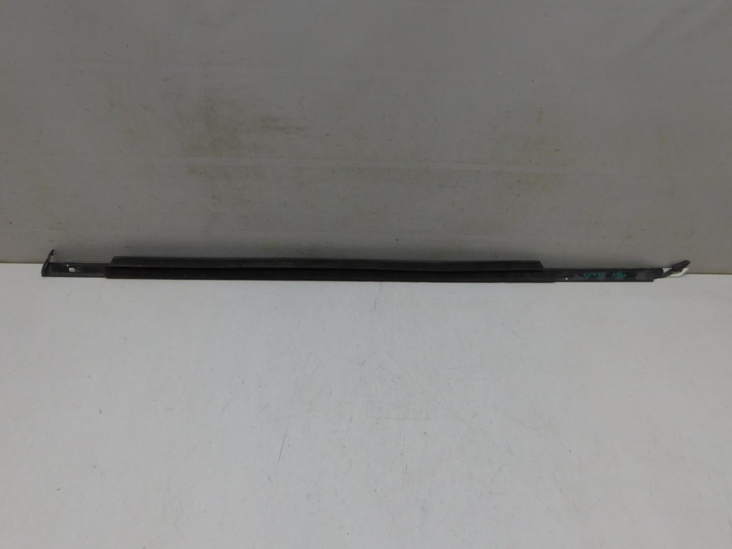 Накладка стекла переднего правого