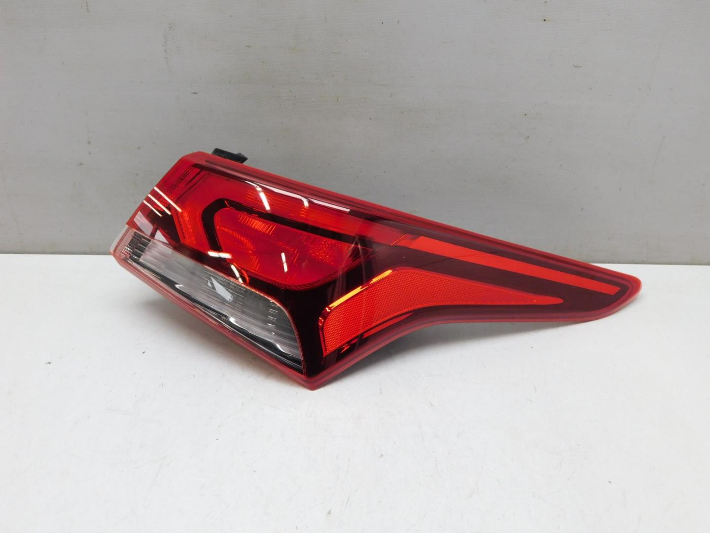 Фонарь задний наружный правый