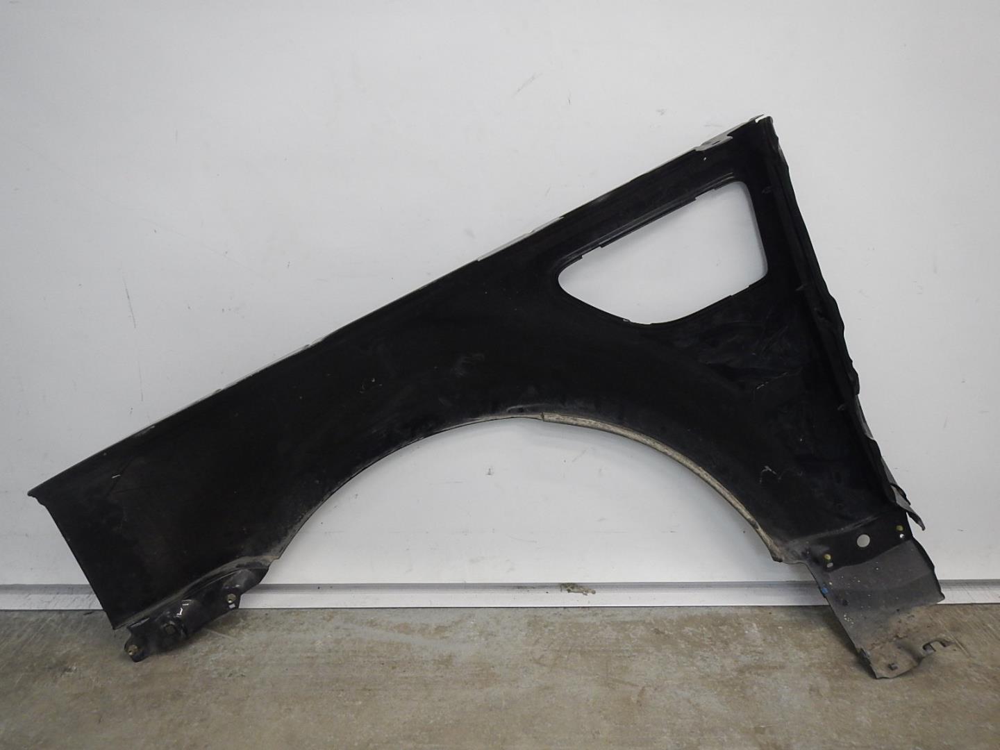 Крыло переднее правое