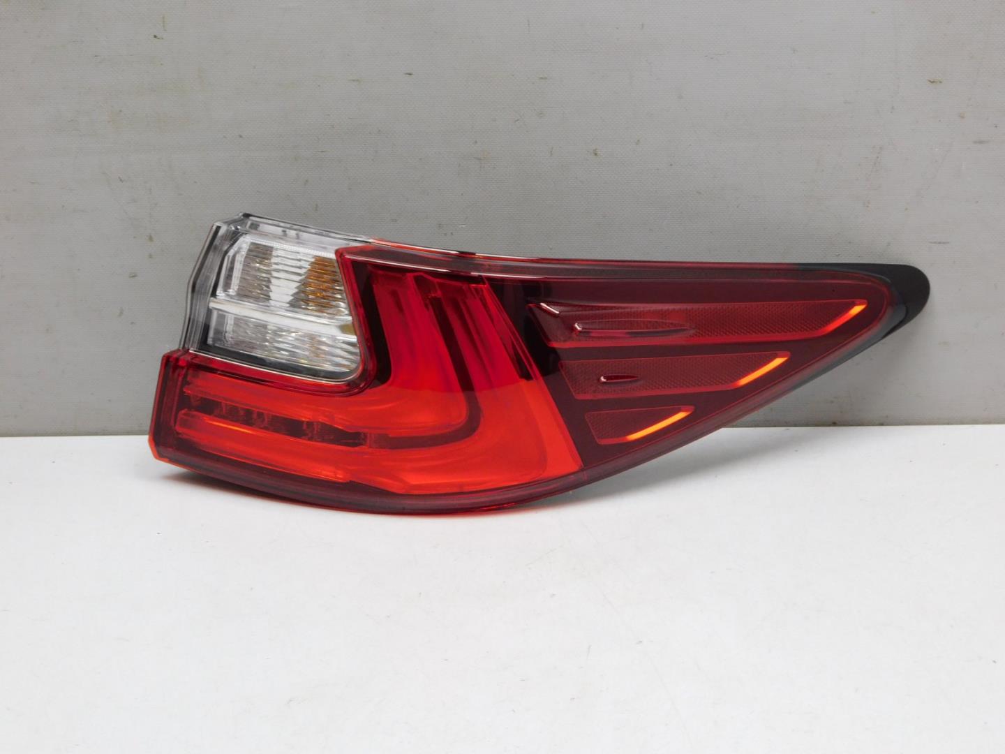 Фонарь задний наружный правый