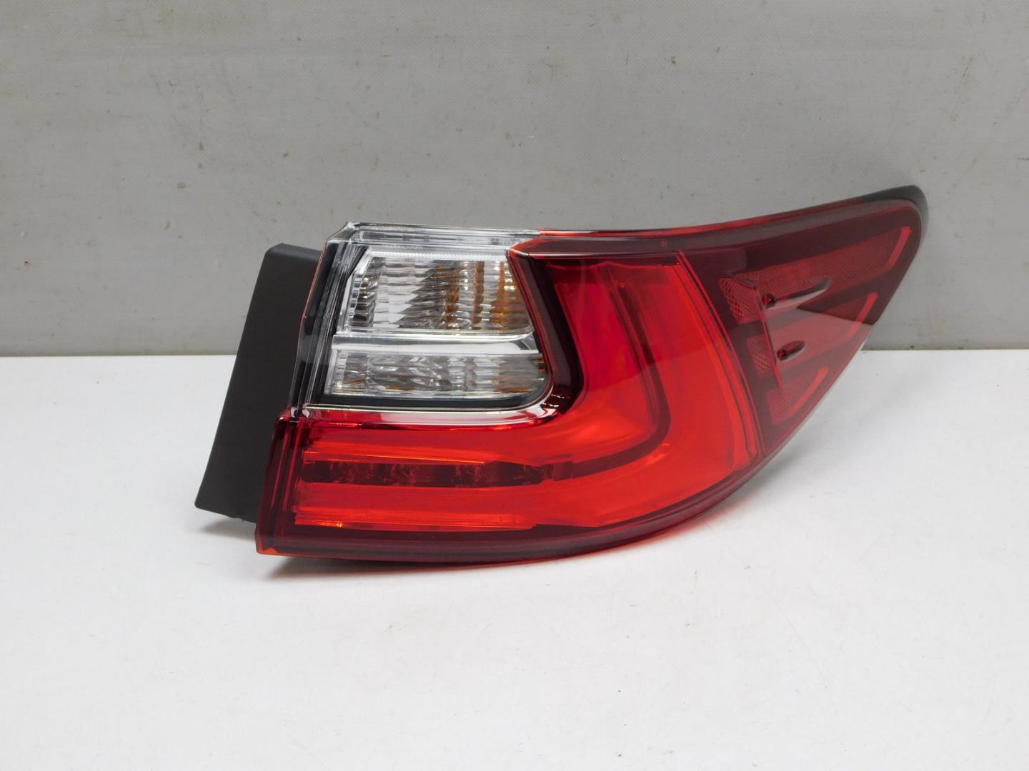 Фонарь задний наружный правый