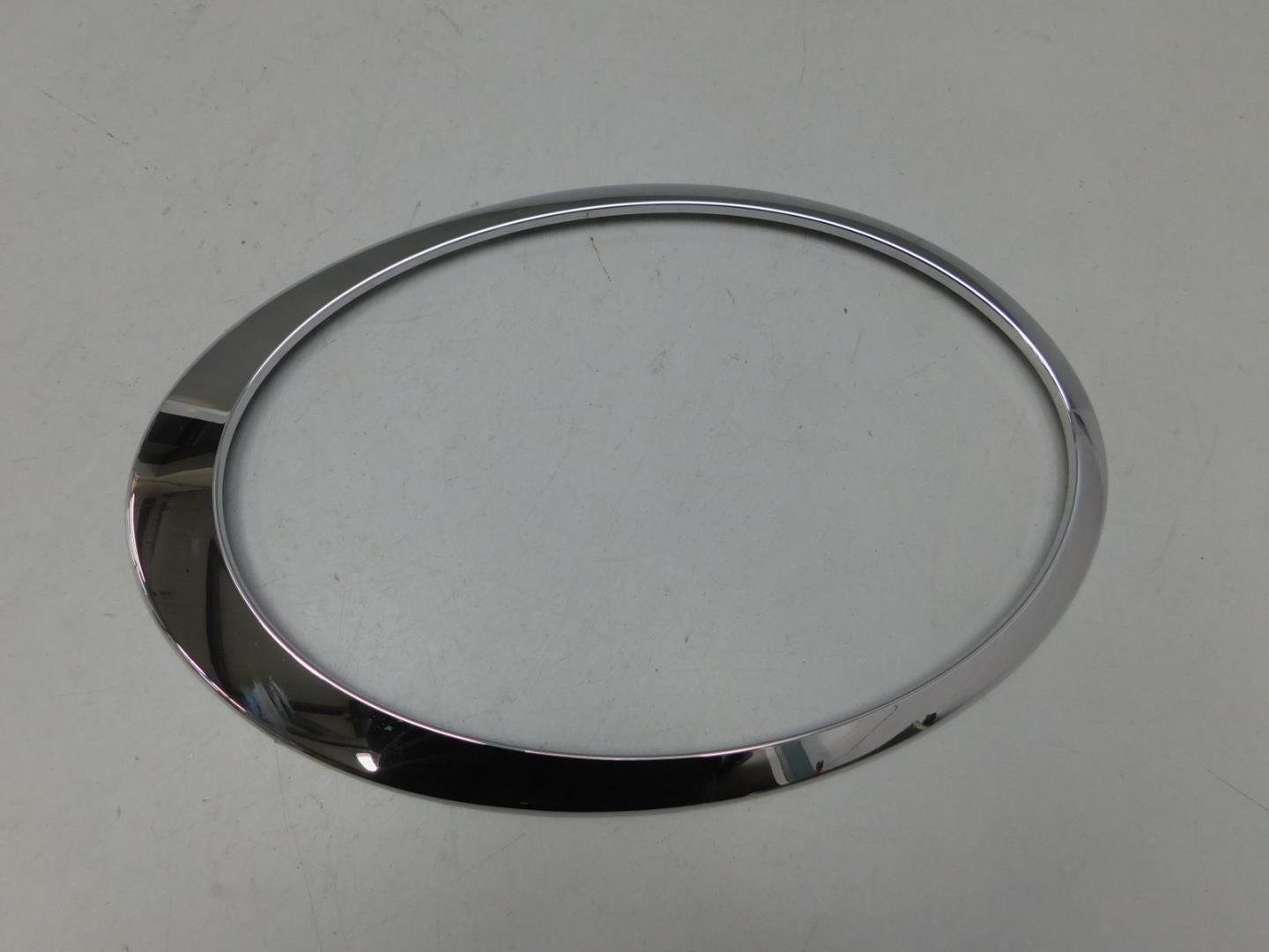 Молдинг капота