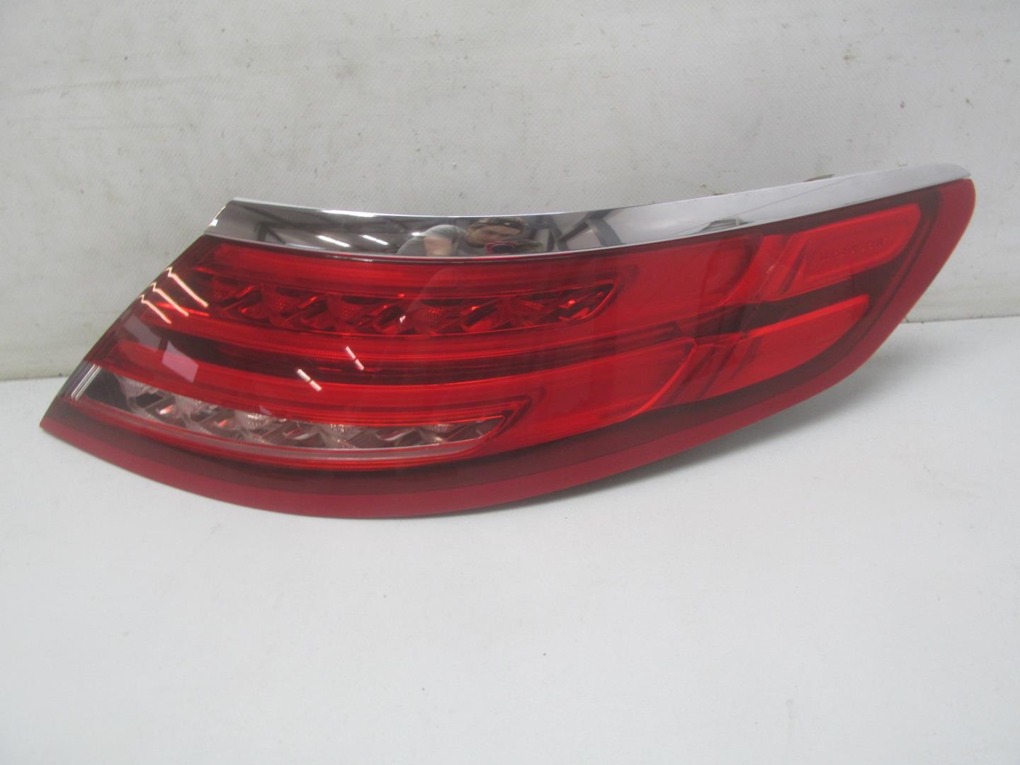 Фонарь задний наружный правый