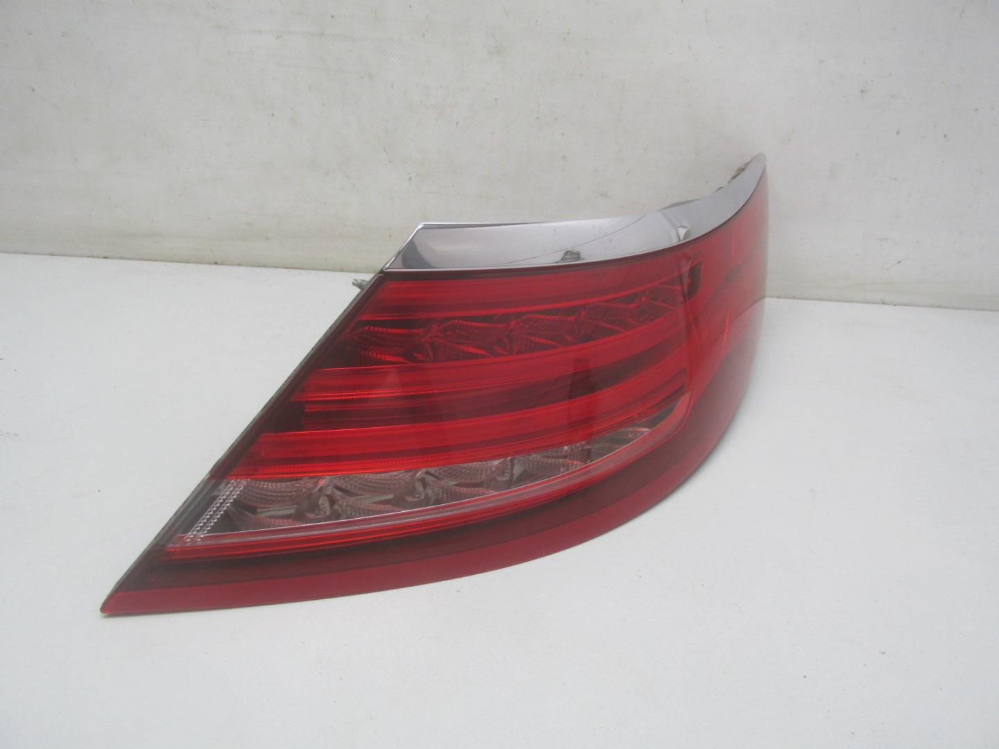 Фонарь задний наружный правый