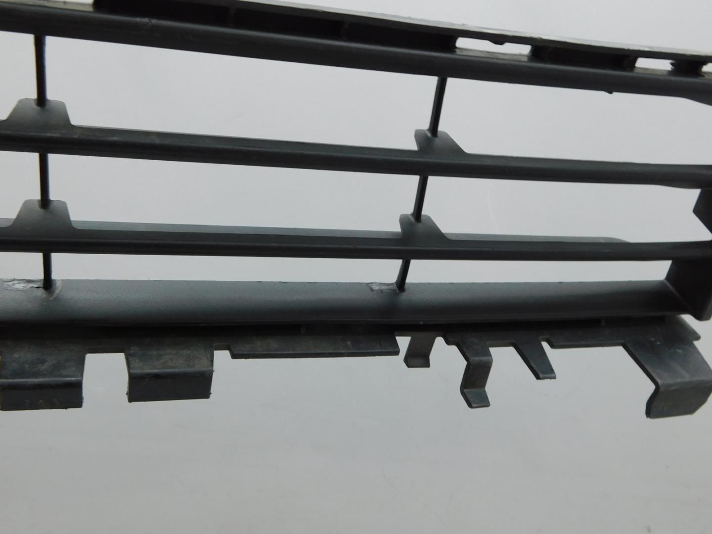 Решетка в бампер центральная