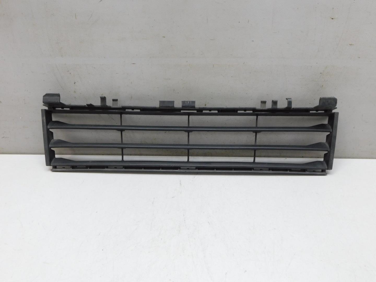 Решетка в бампер центральная