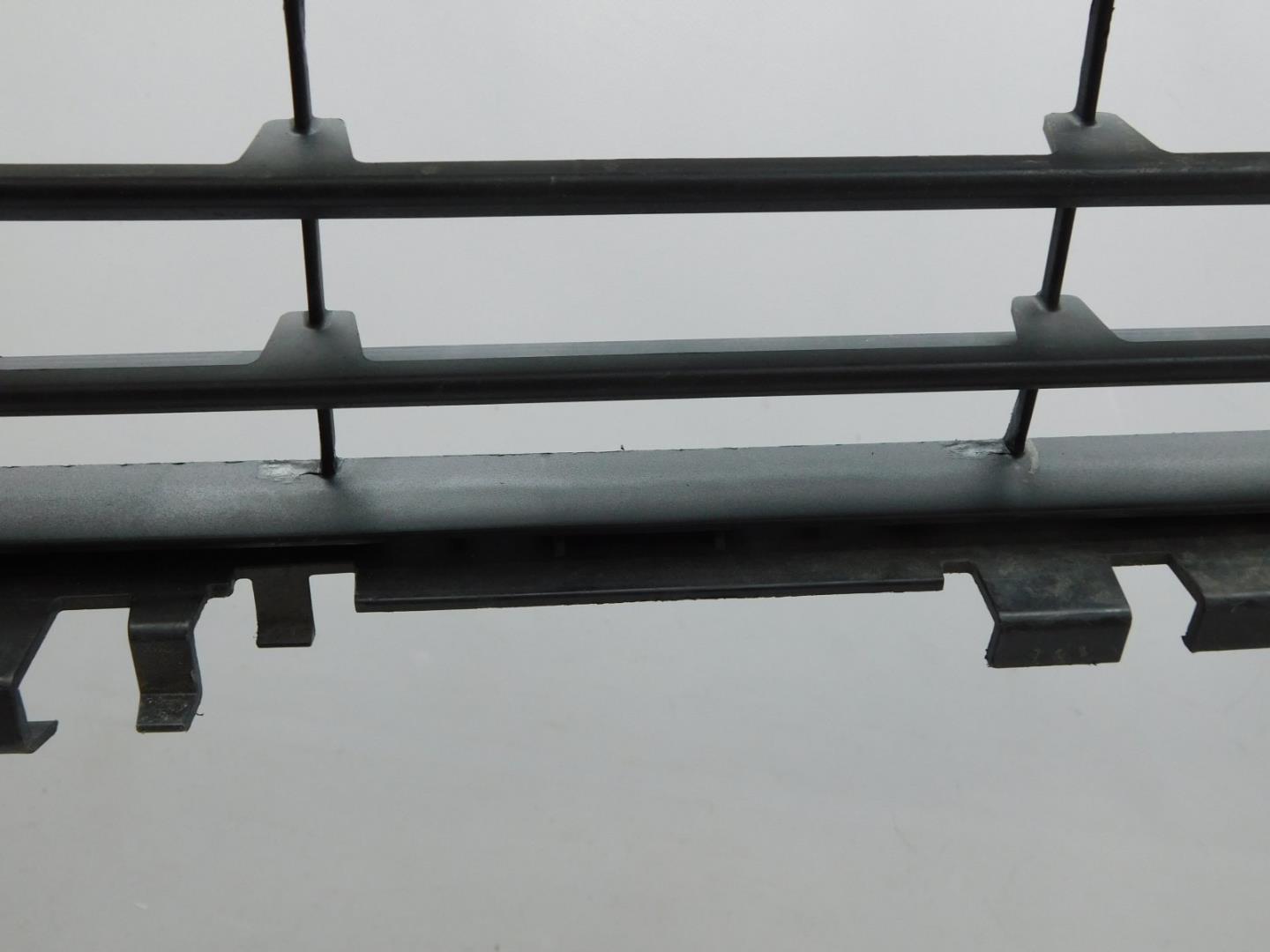 Решетка в бампер центральная