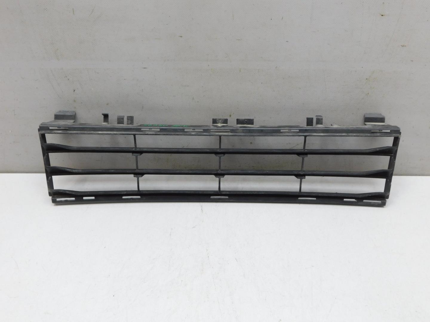 Решетка в бампер центральная