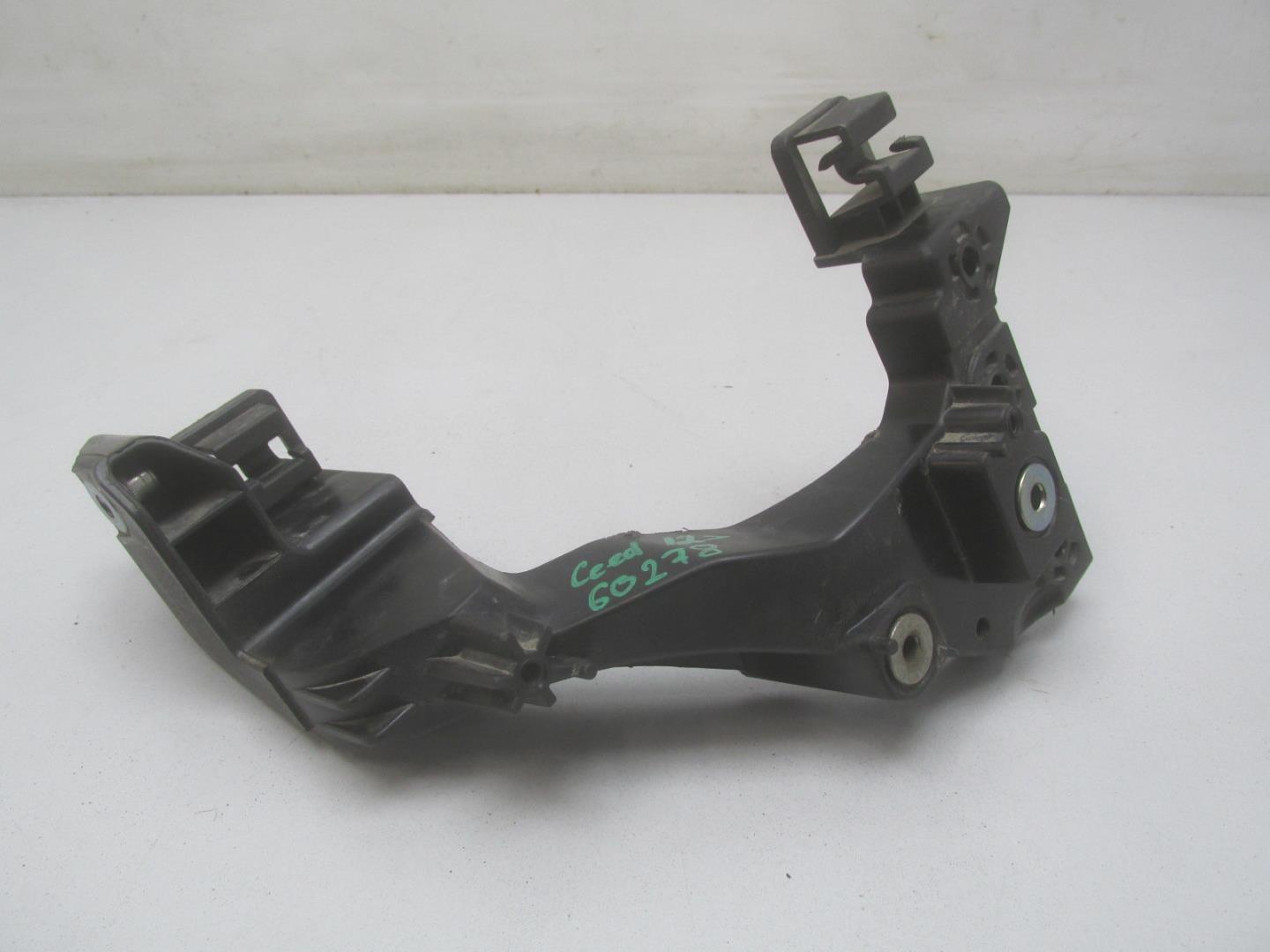 Кронштейн фар правый