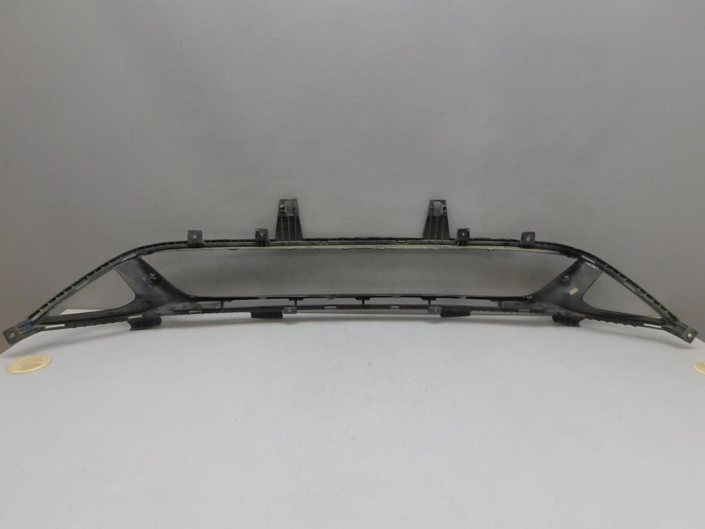 Решетка в бампер центральная