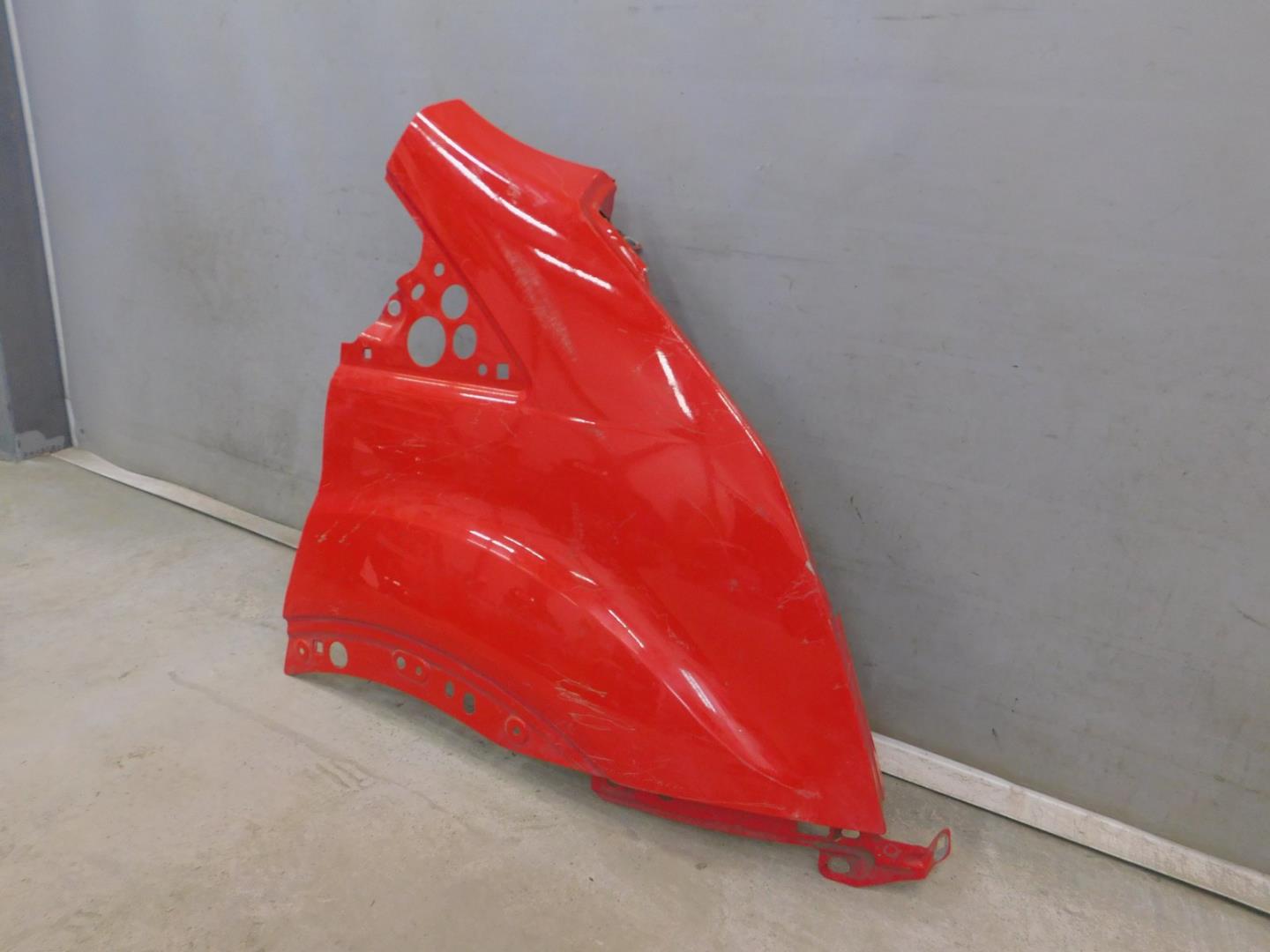 Крыло переднее правое