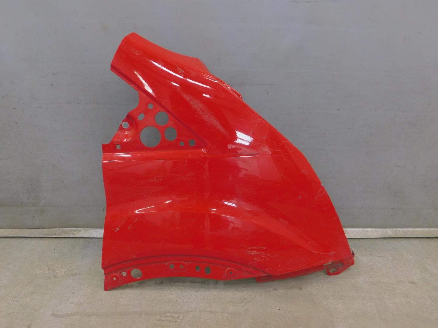 Крыло переднее правое