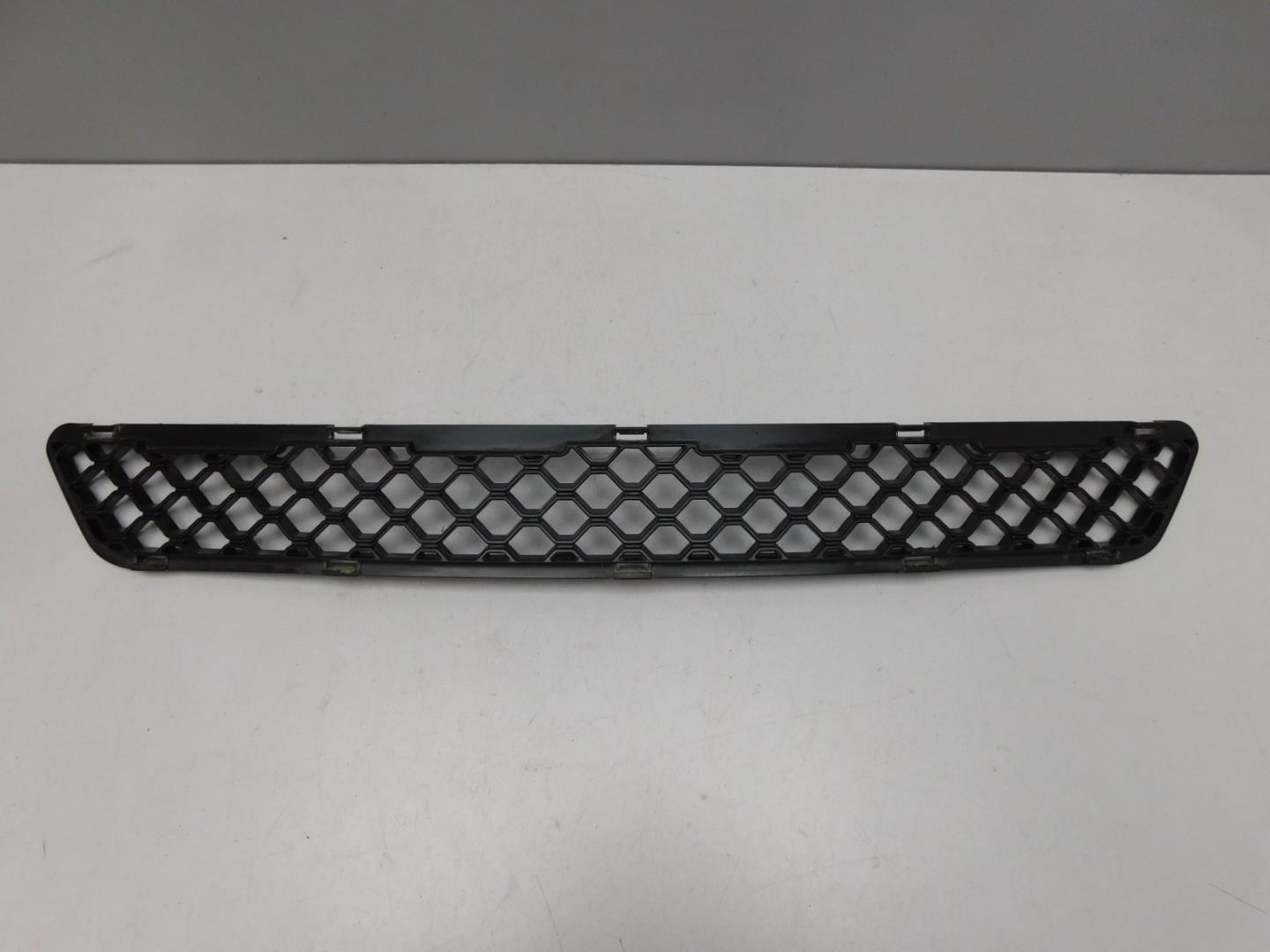 Решетка в бампер центральная