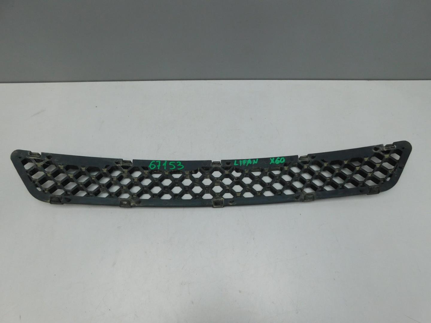 Решетка в бампер центральная