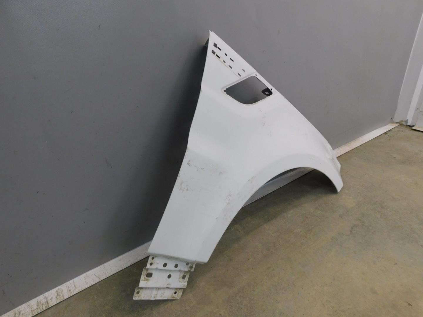 Крыло переднее правое