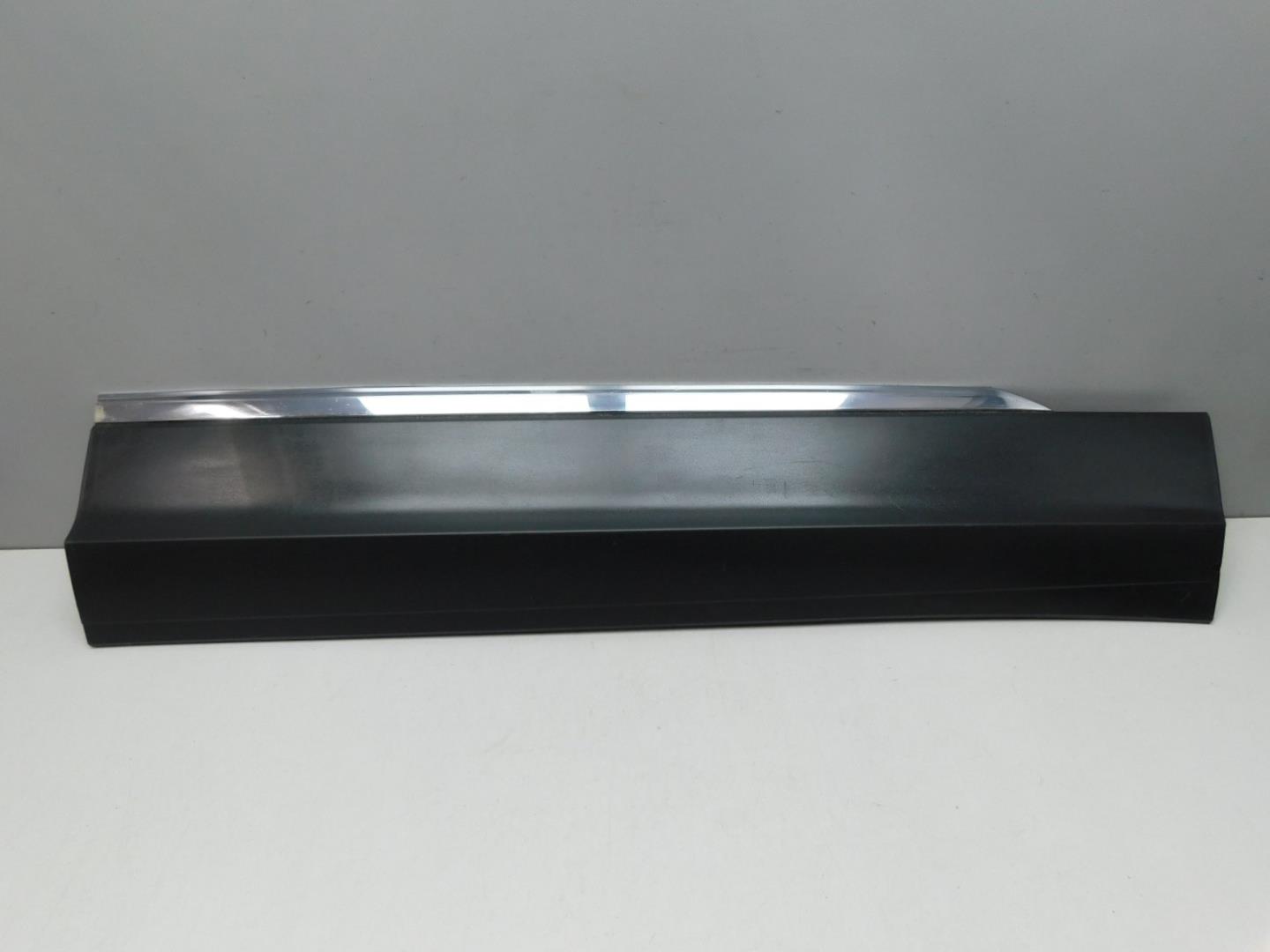 Накладка двери передней правой