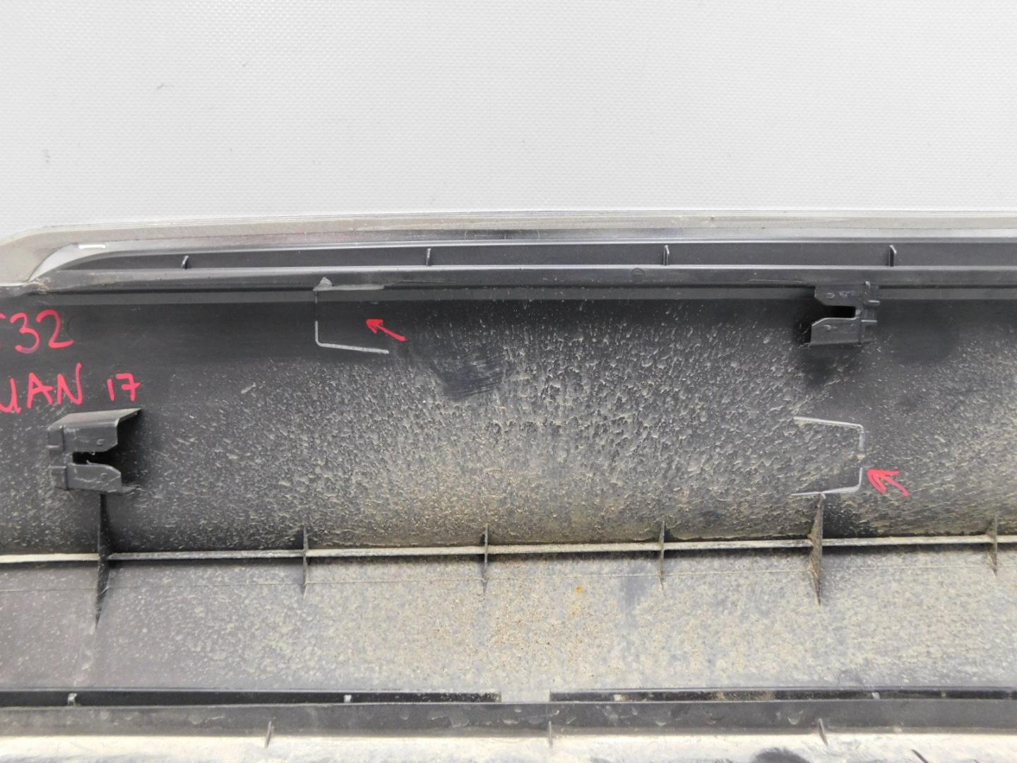 Накладка двери передней правой