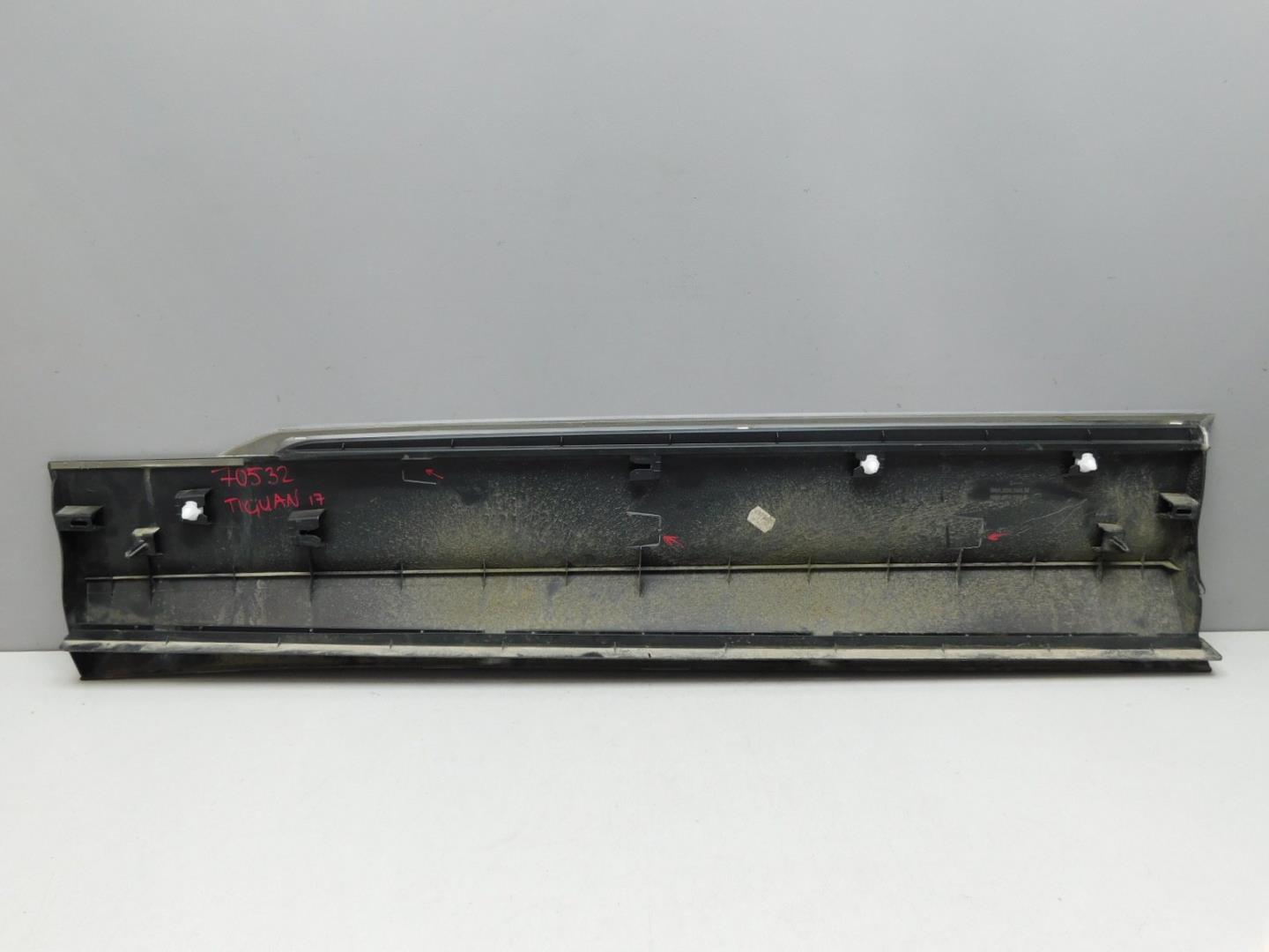 Накладка двери передней правой