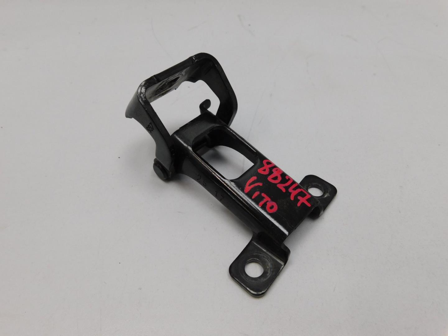 Петля двери багажника