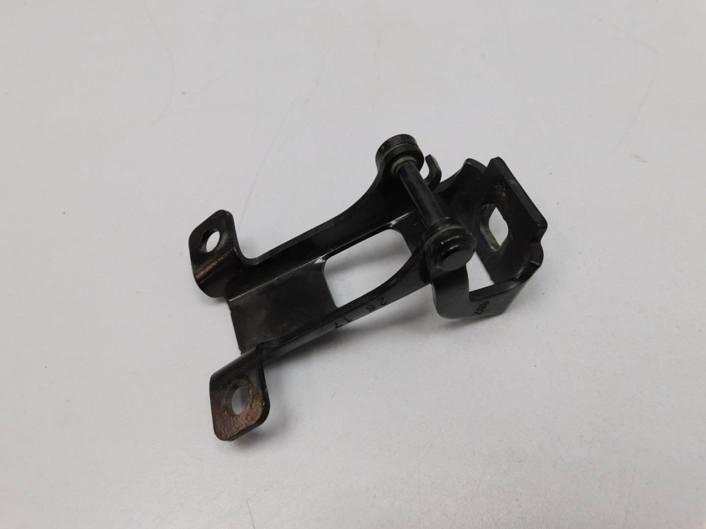 Петля двери багажника