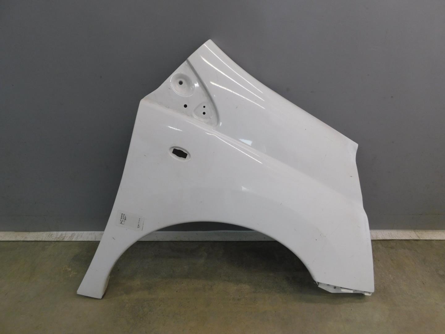 Крыло переднее правое