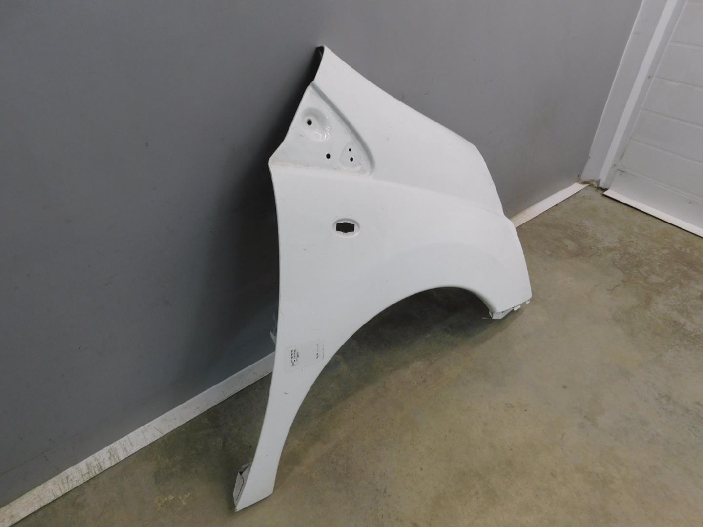 Крыло переднее правое