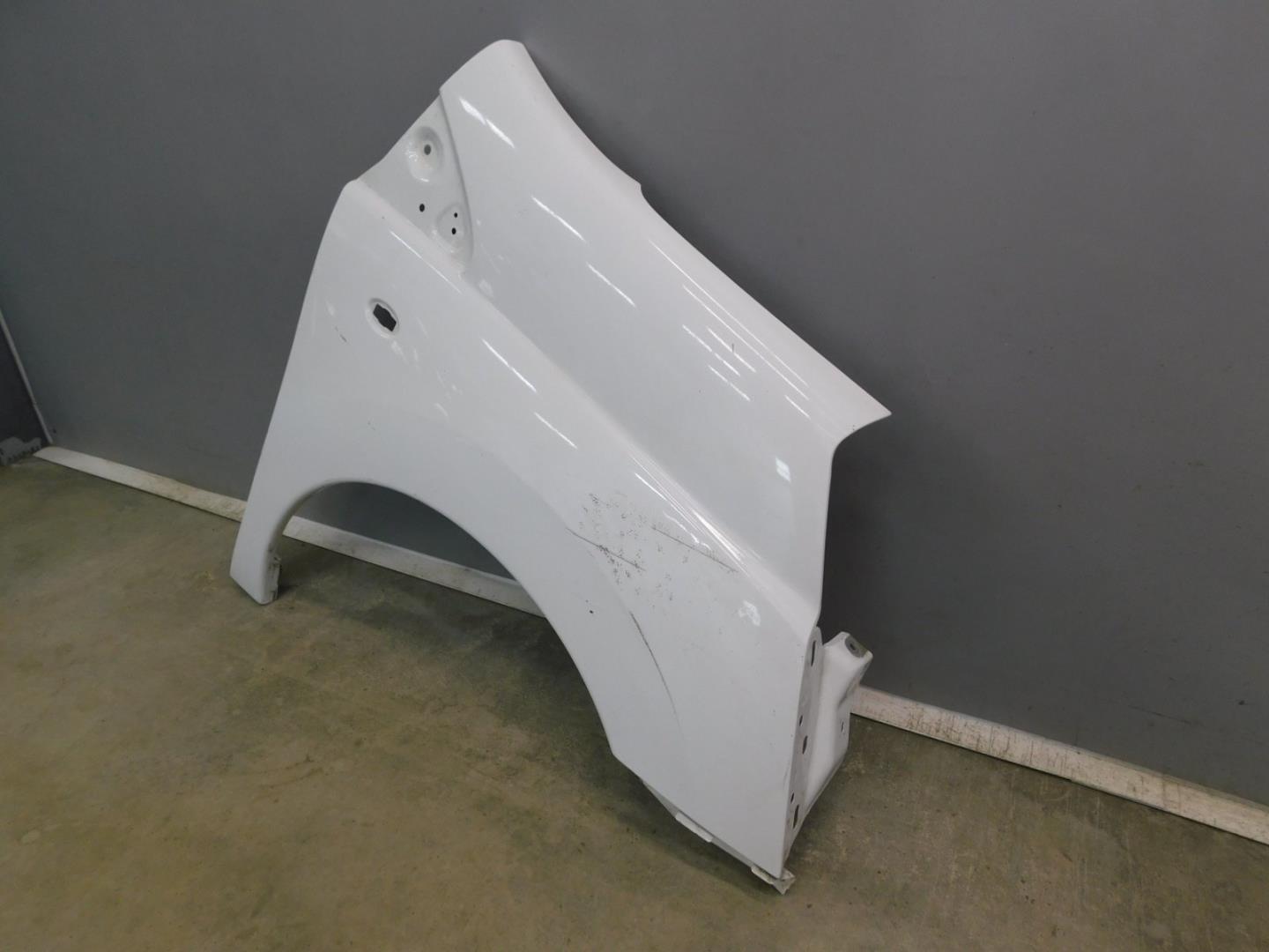 Крыло переднее правое