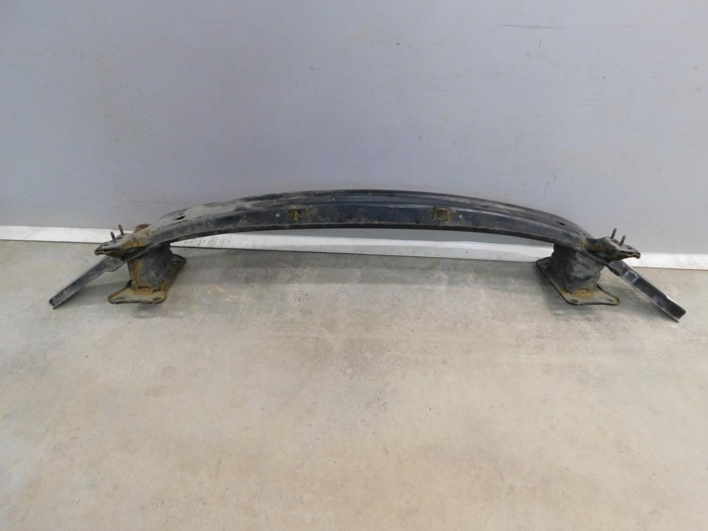 Усилитель переднего бампера