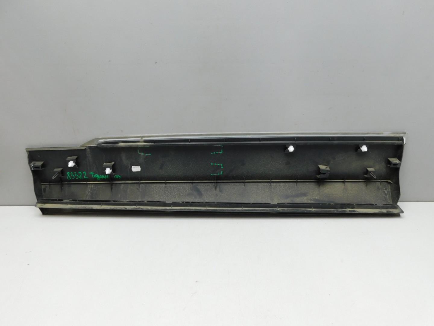 Накладка двери передней правой