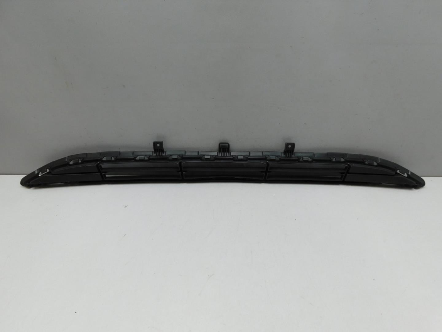 Решетка в бампер центральная