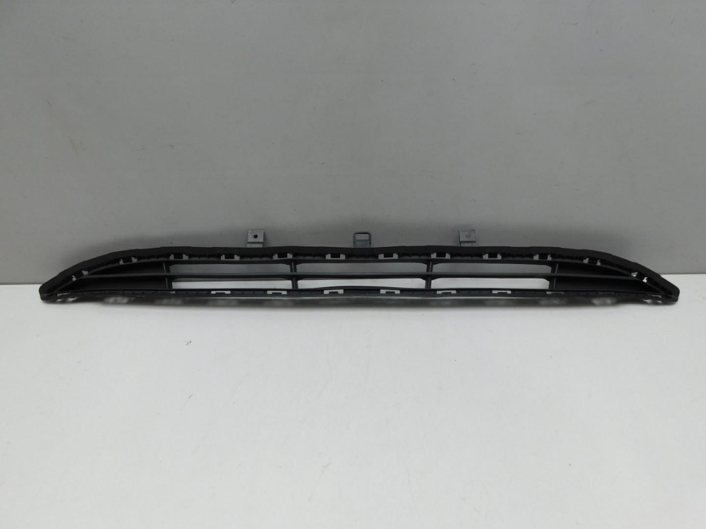 Решетка в бампер центральная