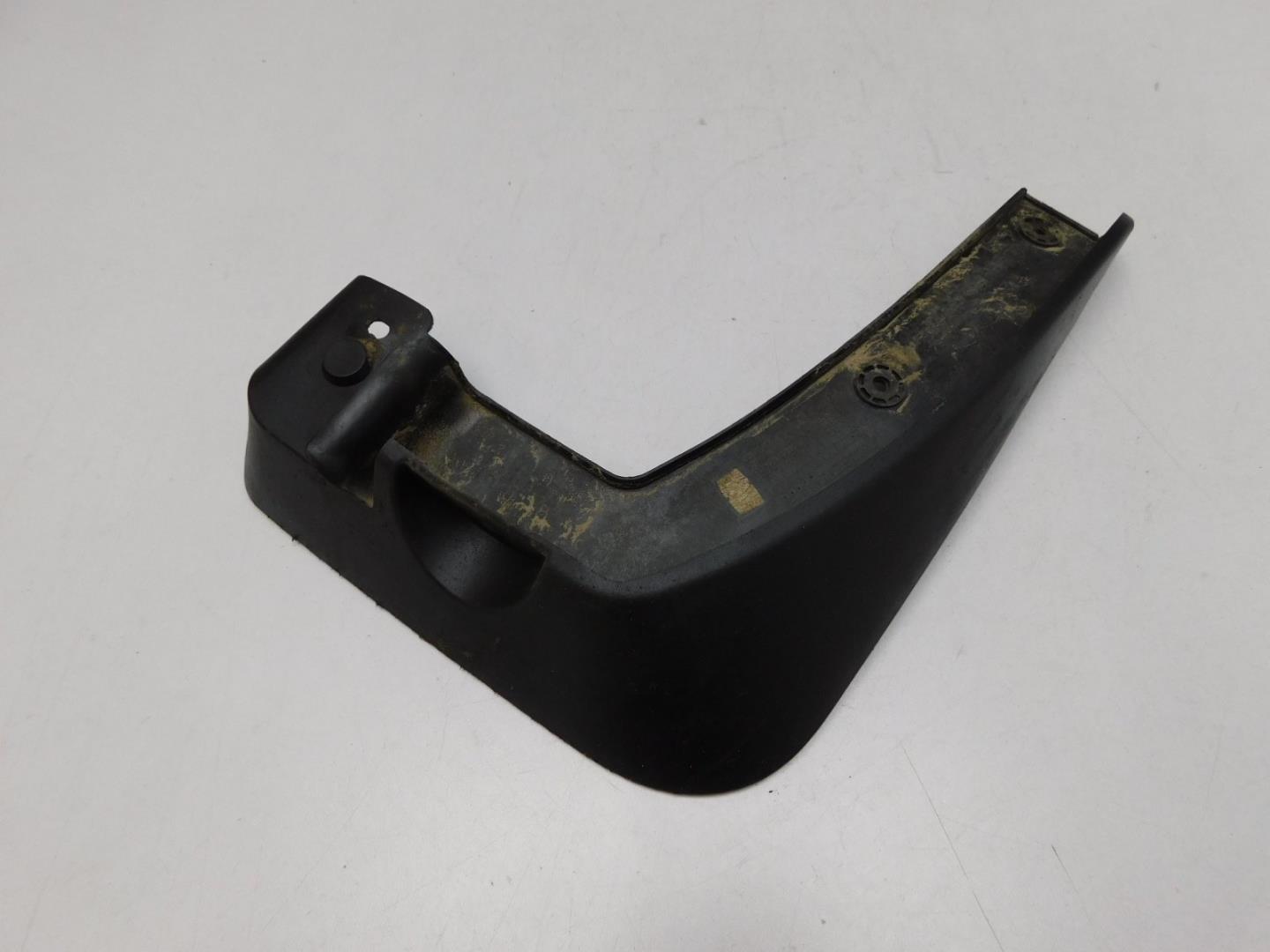 Брызговик передний правый