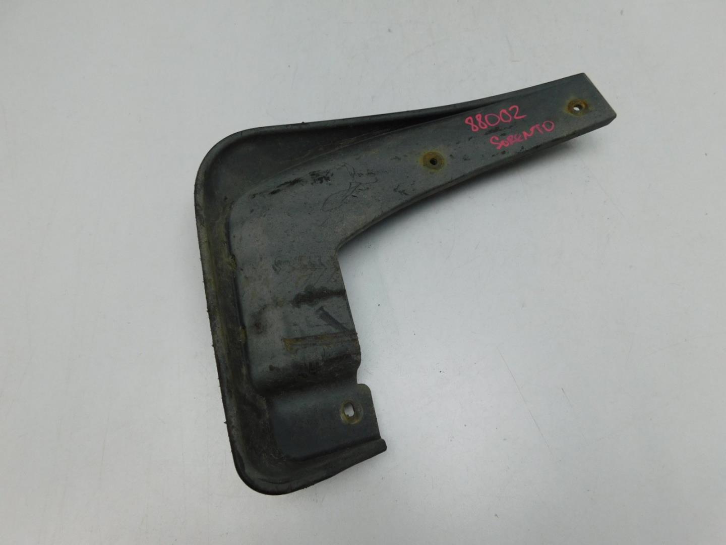 Брызговик передний правый