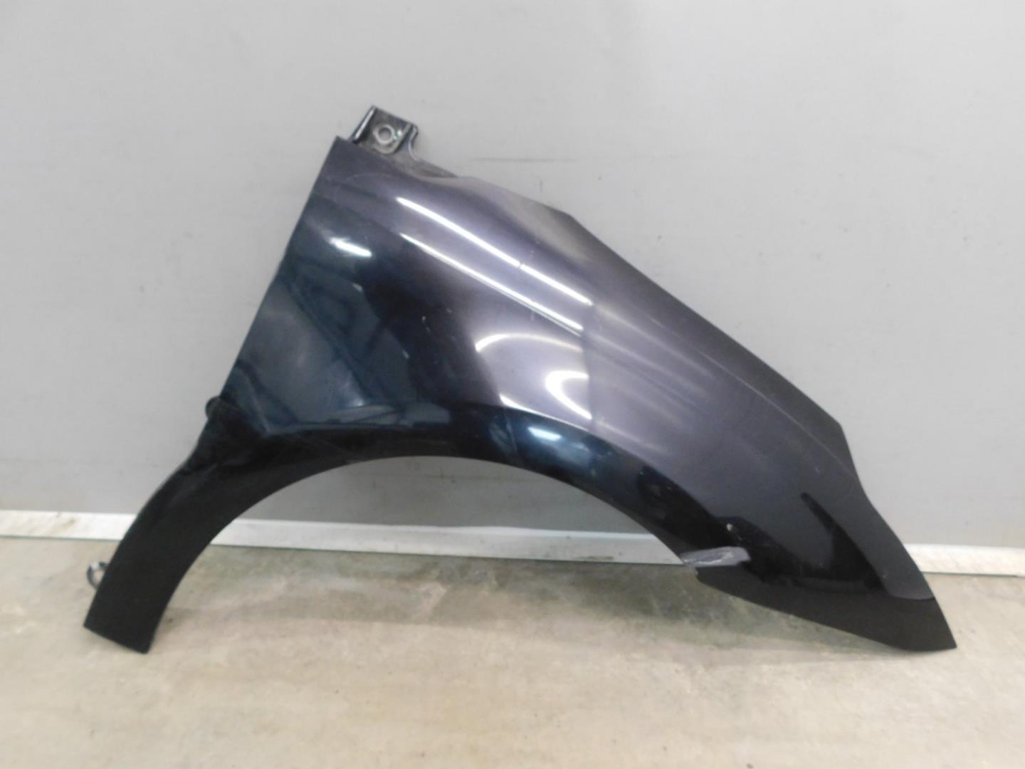 Крыло переднее правое