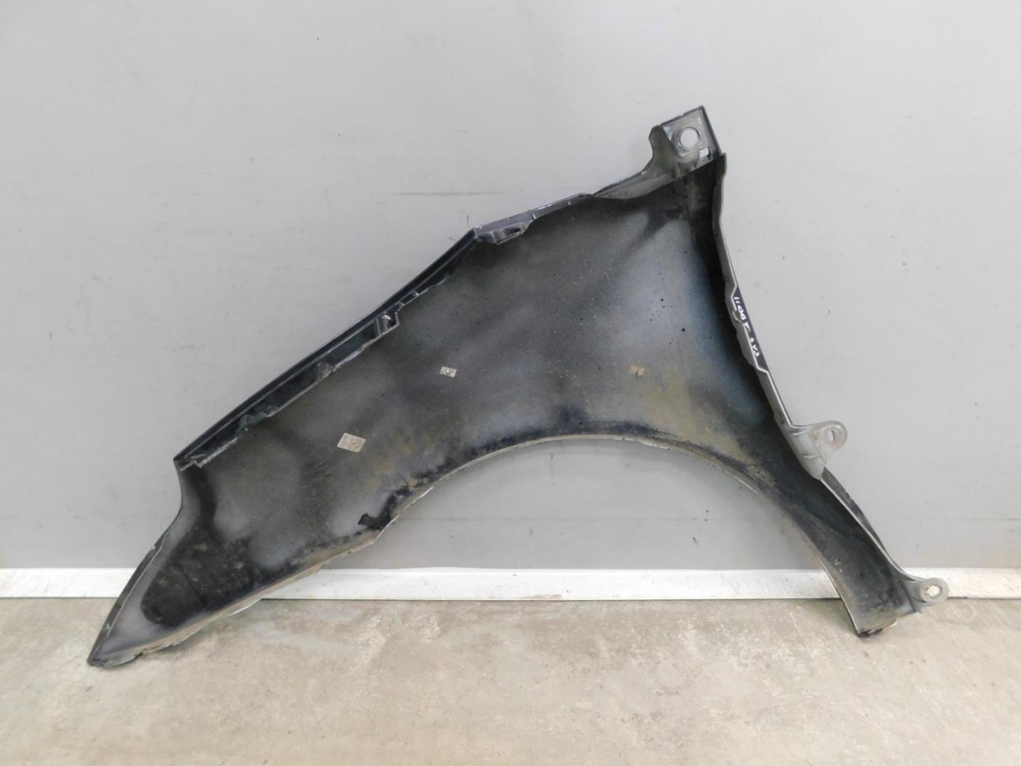 Крыло переднее правое