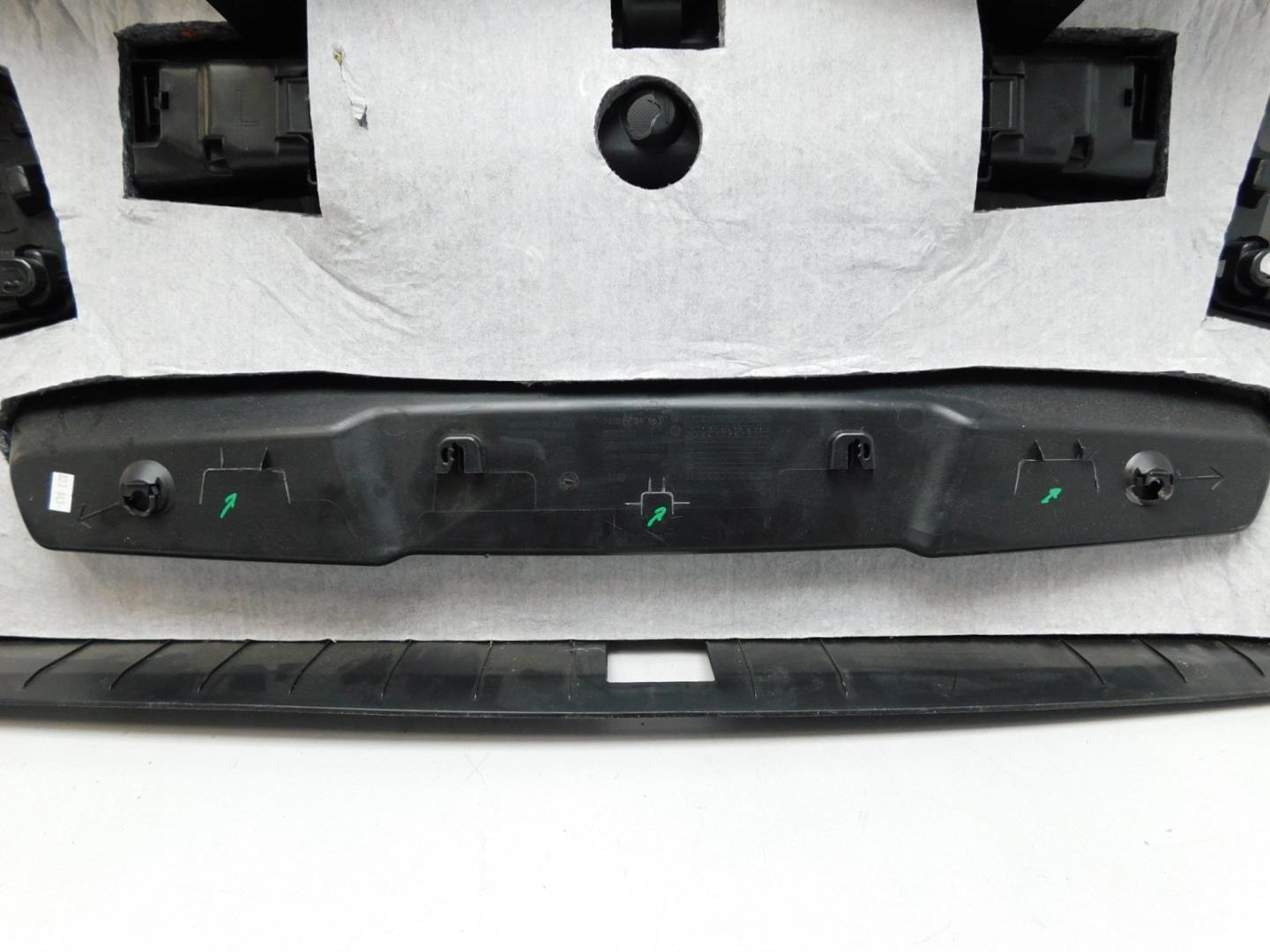 Обшивка двери багажника