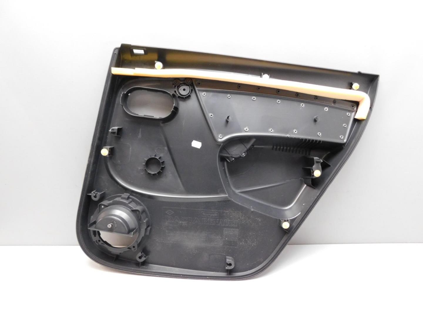 Обшивка двери задней левой