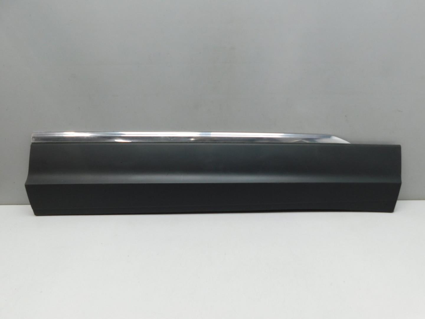 Накладка двери передней правой