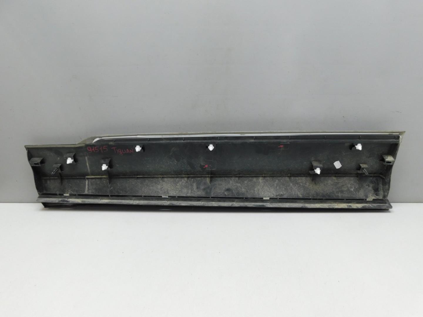 Накладка двери передней правой