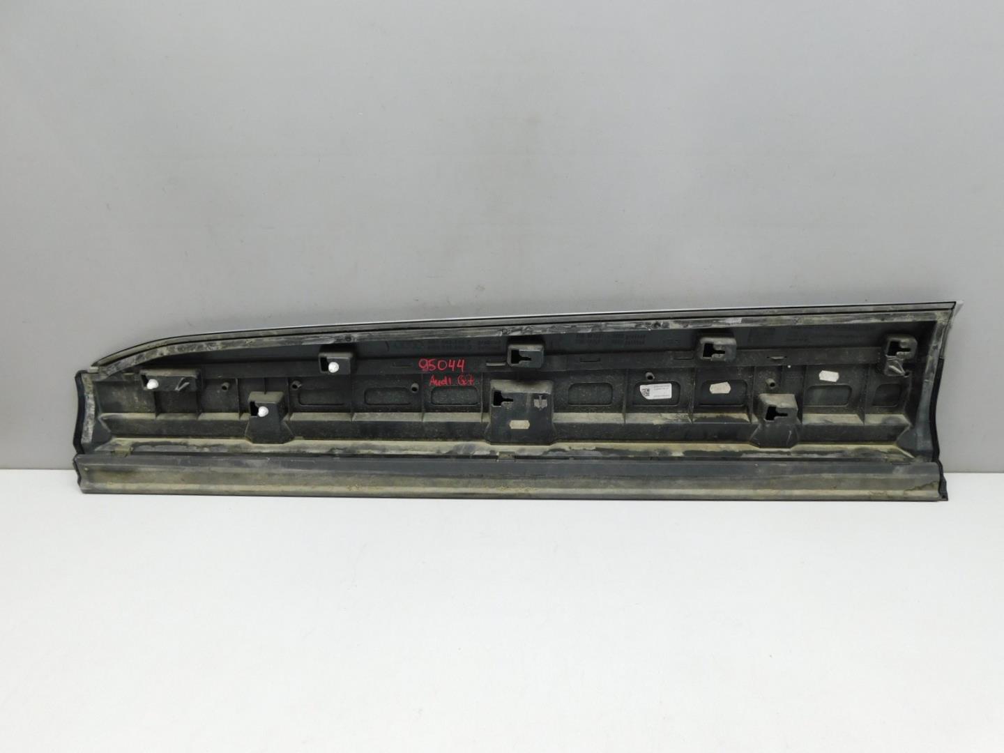 Накладка двери передней правой