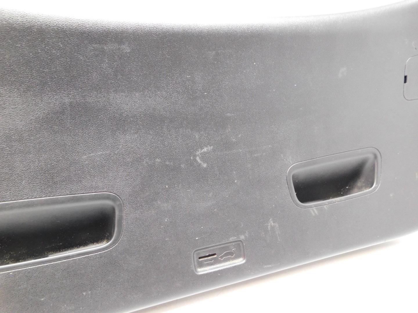 Обшивка двери багажника