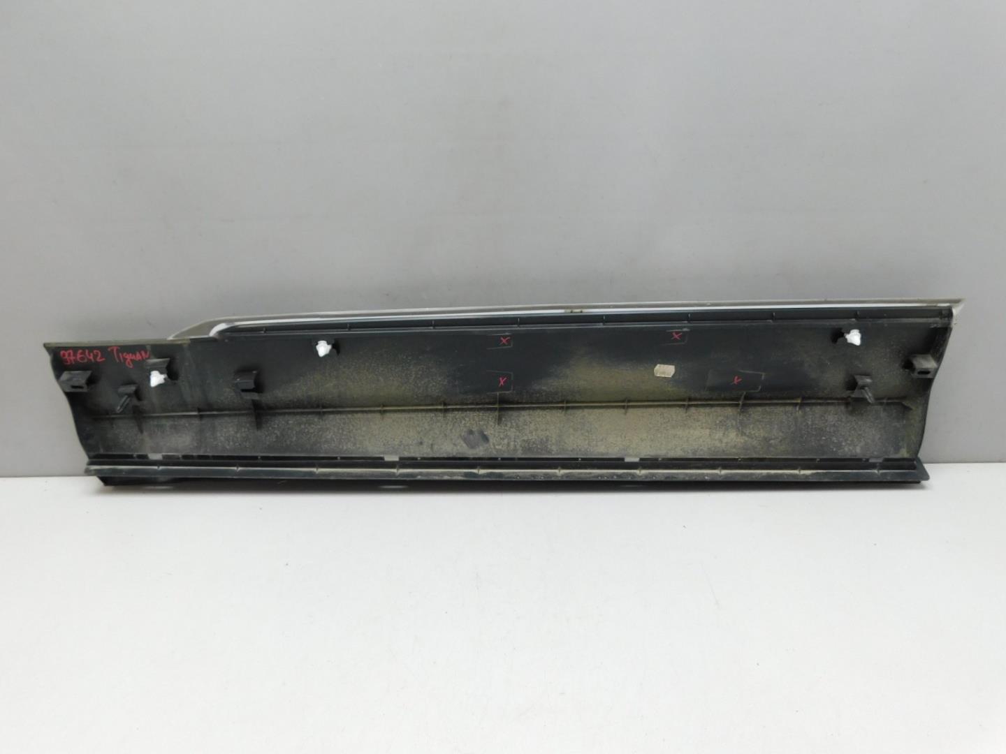 Накладка двери передней правой