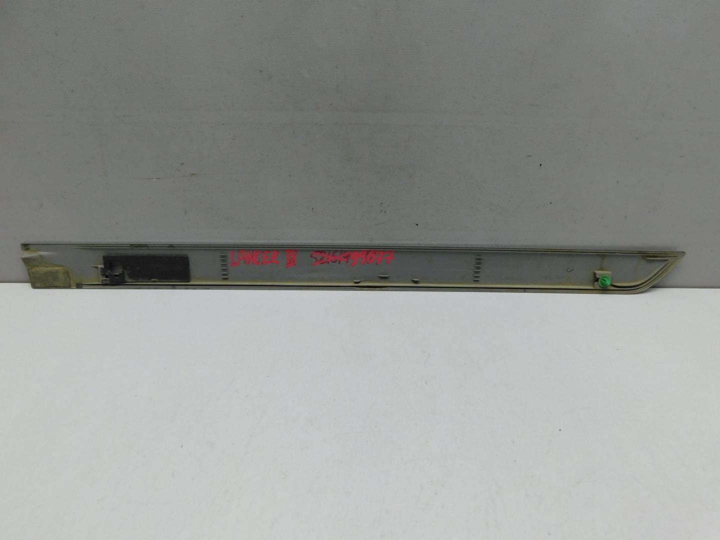 Молдинг задней правой двери