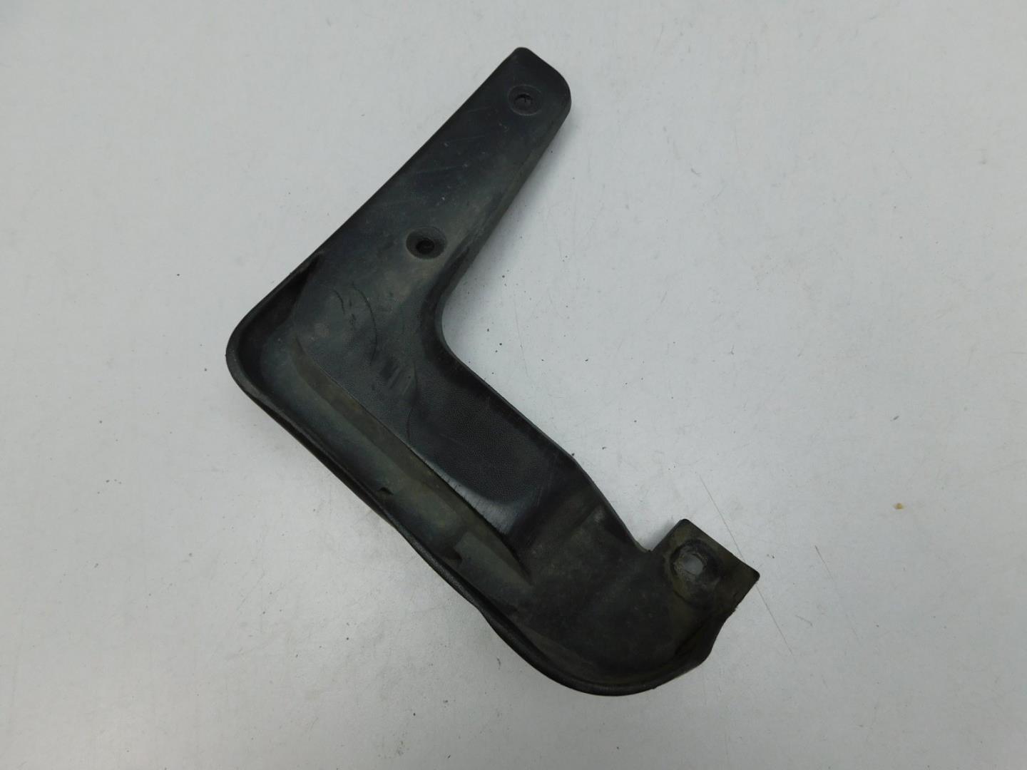 Брызговик передний правый