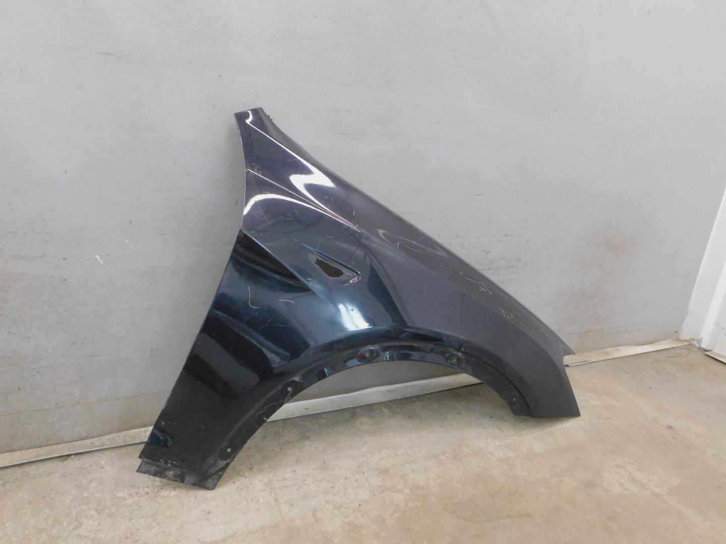 Крыло переднее правое