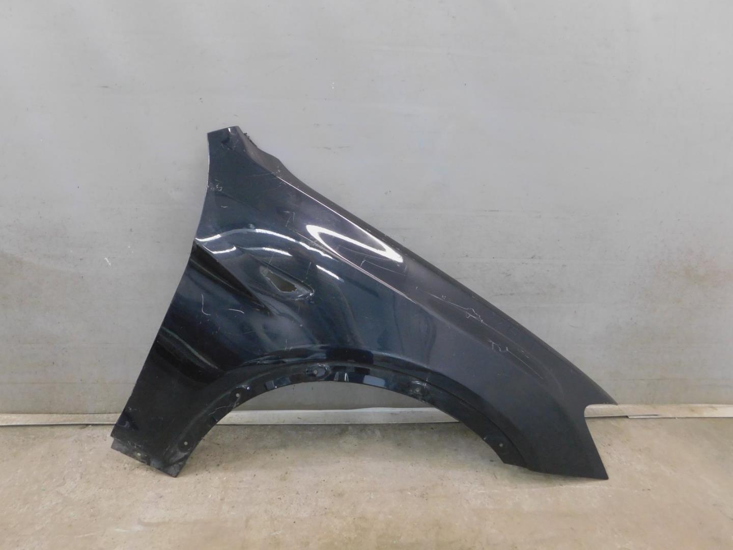 Крыло переднее правое