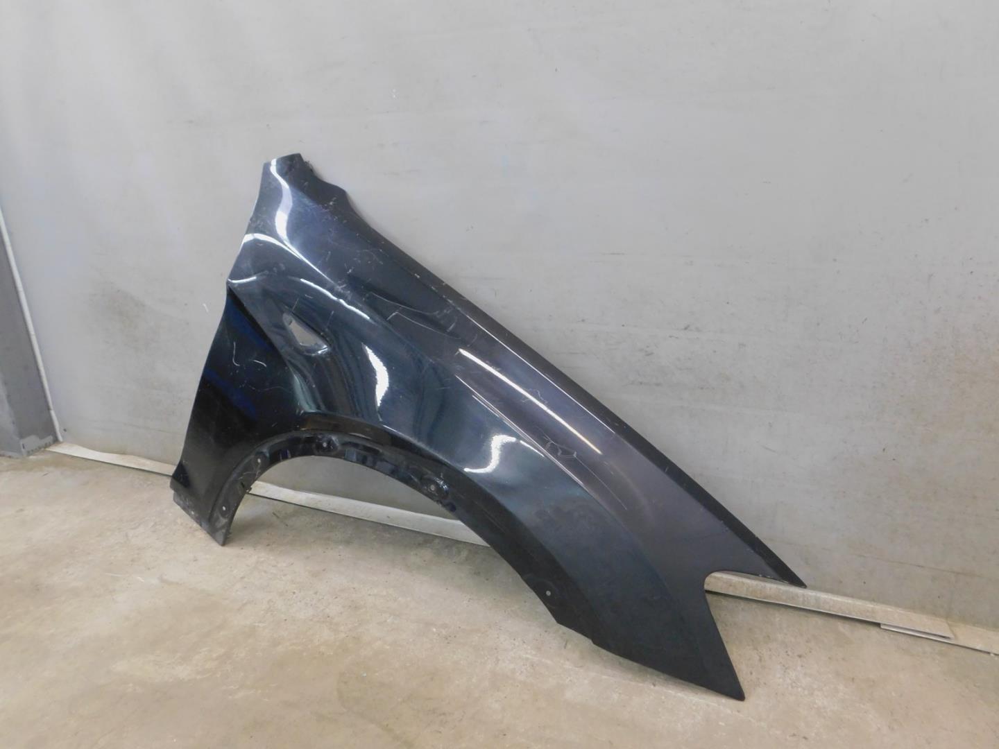 Крыло переднее правое