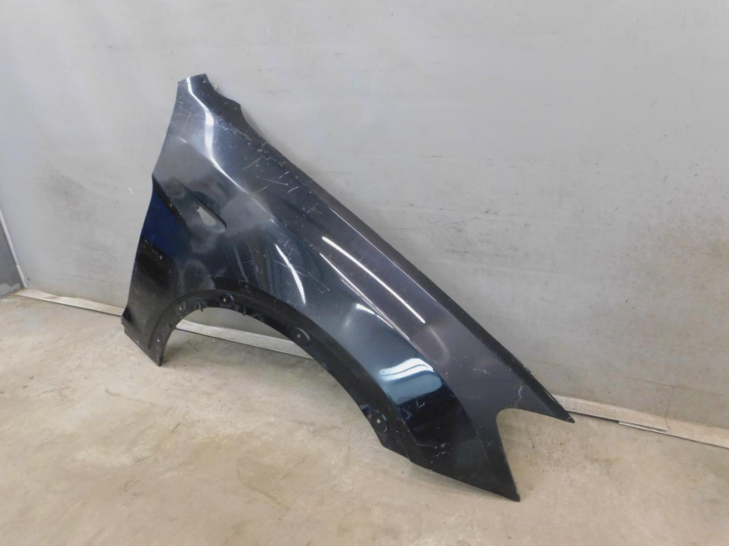 Крыло переднее правое