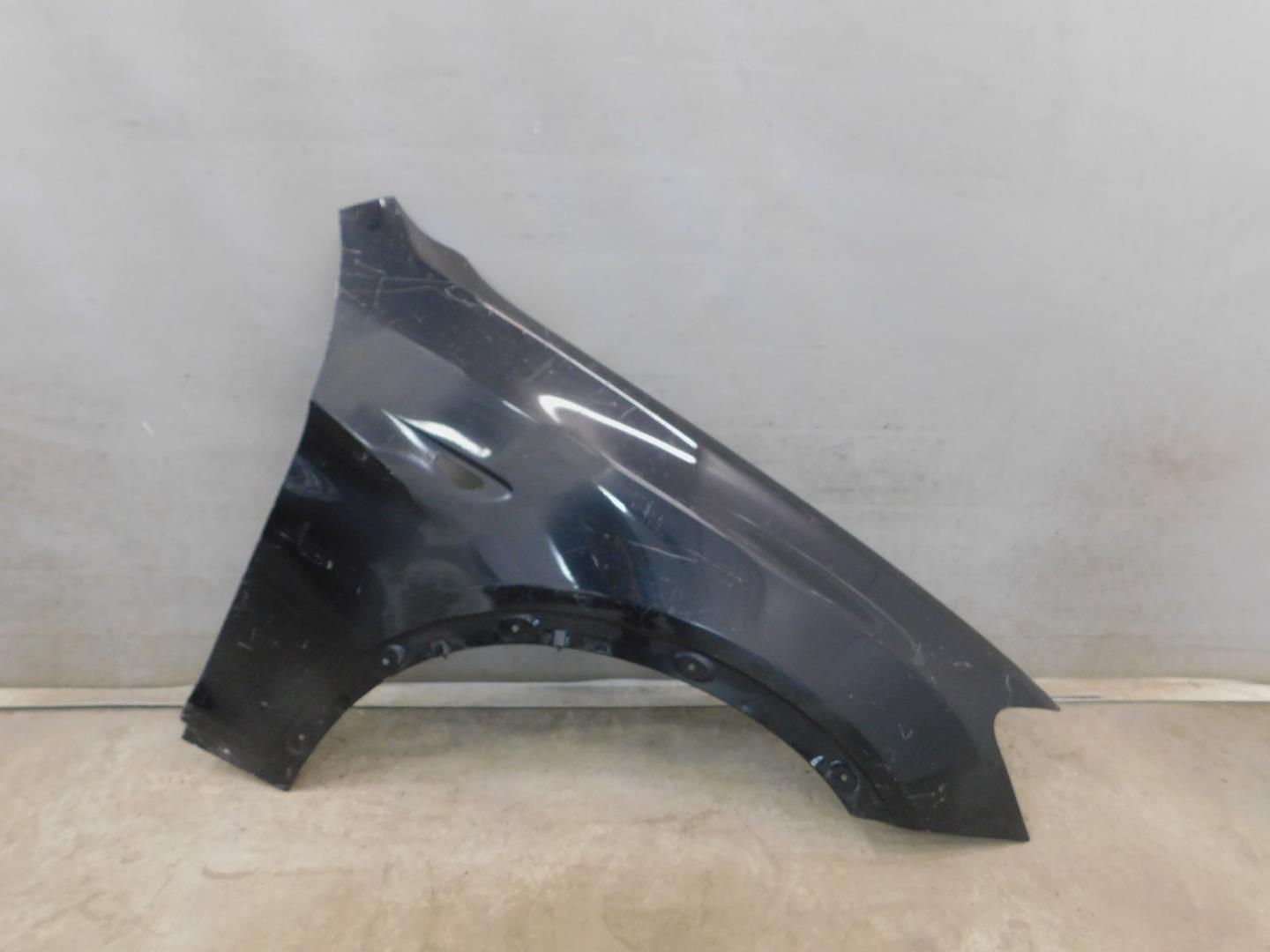 Крыло переднее правое